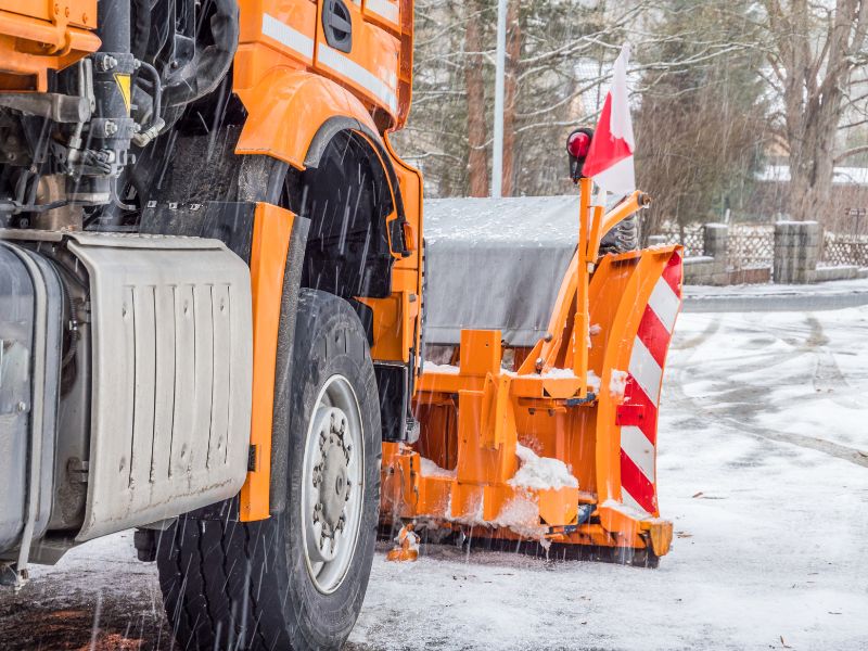 Winterdienst in Erfurt: Räumfahrzeug im Einsatz bei Schnee