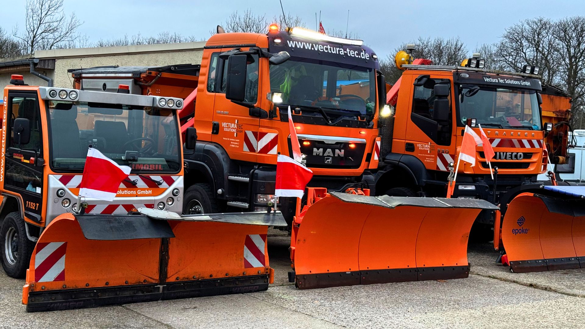 Räum- und Streufahrzeuge der Vectura Tec Solutions GmbH mit Schneepflügen auf dem Betriebshof in Erfurt